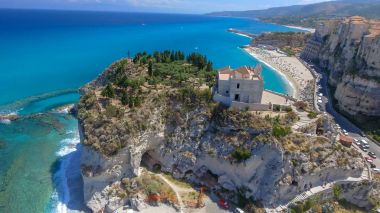 Hava panoramik Tropea kıyı şeridi ve plajlar yaz, Calabria - İtalya.