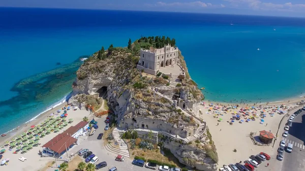 Hava panoramik Tropea kıyı şeridi ve plajlar yaz, Calabria - İtalya.