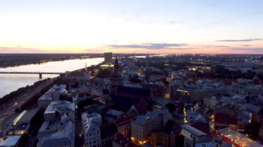 Riga, Letonya, hava akşam manzarası güzel tarihi binalar, video ile