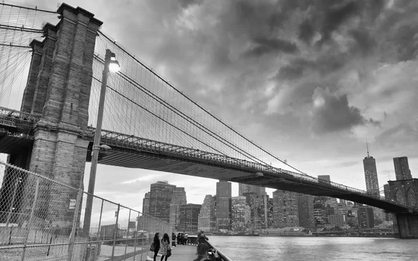 Barvy Převrhnutí Manhattan Brooklyn Bridge Při Západu Slunce — Stock fotografie