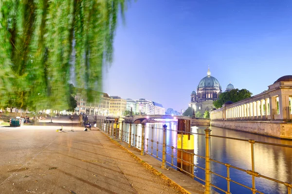 Bela Vista Noturna Catedral Berlim Longo Rio Spree — Fotografia de Stock
