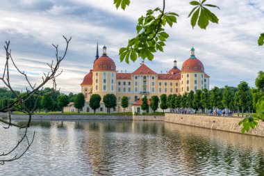 Moritzburg, Almanya - 16 Temmuz 2016: Turist şehir kale ziyaret edin. Bu Saksonya büyük bir cazibe olduğunu.
