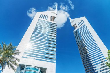 Dubai, Birleşik Arap Emirlikleri - 9 Aralık 2016: Street view Downtown Dubai kuleleri ile güzel bir güneşli gün. Şehir her yıl 30 milyon turist çeken.