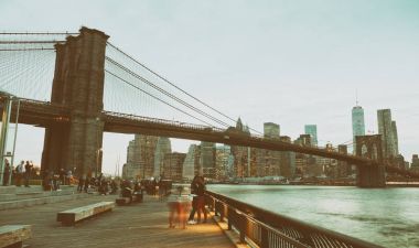 Brooklyn Köprüsü ve gün batımında, New York'un Downtown Manhattan.