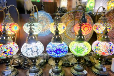 Yansımaları ile renkli fenerler.