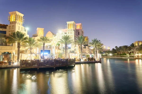 Dubai, Birleşik Arap Emirlikleri - 9 Aralık 2016: Gece görünümü Madinat Jumeirah binalar yansımaları. Şehir her yıl 30 milyon turist çeken.
