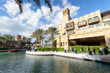 Dubai, Birleşik Arap Emirlikleri - 11 Aralık 2016: Dubai Madinat Jumeirah manzarası güneşli bir günde. Şehir her yıl 30 milyon turist çeken.
