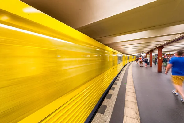 Berlim Alemanha Julho 2016 Comboio Metro Amarelo Acelerar Numa Estação — Fotografia de Stock