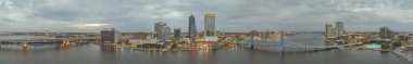 Jacksonville, Fl - Şubat 2016: Hava panoramik ofcity manzarası gün batımında. Jacksonville, Florida'da ünlü bir yer.