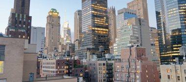Şehir çatıdan batımında görülen midtown Manhattan gökdelenler.