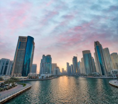 Dubai marinası geceleri gökyüzü.