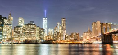 Manhattan siluetinin arka plan üzerinde ile New York'ta Brooklyn Köprüsü.