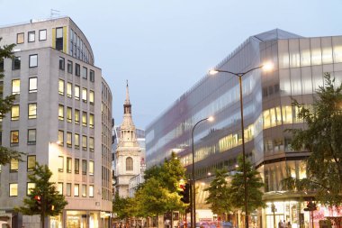 Londra - Mayıs 2015: Turist alongcity sokaklar gün batımında. Şehir her yıl 30 milyon ziyaretçi çeken.