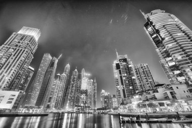 Dubai, Birleşik Arap Emirlikleri - 5 Aralık 2016: Dubai Marina manzarası, gece. Şehir her yıl 30 milyon turist çeken.