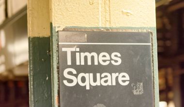 New York City - 8 Haziran 2013: Times Square metro istasyonu işareti. Şehrin 400'den fazla istasyonları işletim vardır.