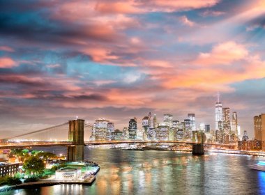 New York City bölgesindeki gece. Manhattan ışıkları, ABD havadan görünümü.
