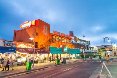 San Francisco - 3 Ağustos 2017: Turist Fisherman Wharf geceleri. San Francisco 15 milyon kişi her yıl çekiyor.