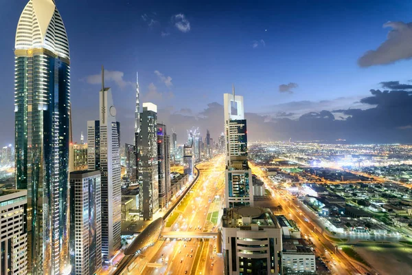 Gece, Dubai, Sheikh Zayed Road Downrtown manzarası.