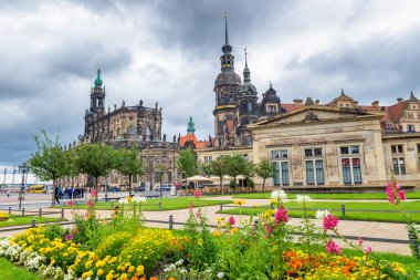 Dresden, Almanya - 15 Temmuz 2016: Turist Zwinger Palace ziyaret edin. Konumu, daha önce Dresden kalenin parçası..