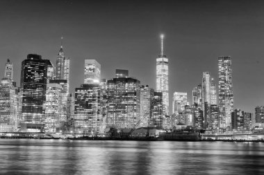 Siyah ve beyaz, ABD New York şehrinin gece manzarası.