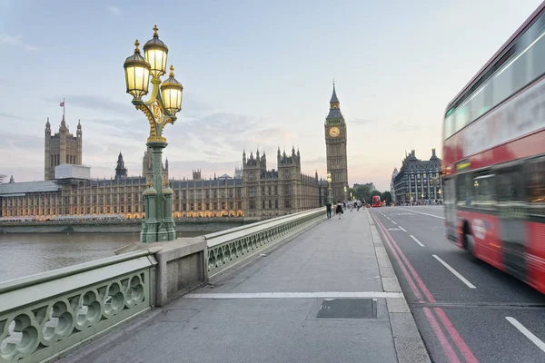 Czerwony Autobus Przyspieszenia Wzdłuż Mostu Westminsterskiego Zachodzie Słońca Londyn Wielka — Zdjęcie stockowe