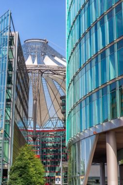 Berlin - 24 Temmuz 2016: Potsdamer Platz modern binalar mavi gökyüzü karşı. Mitte bölgesinde yer alan ve dünyanın dört bir yanından gelen turistler için bir cazibe.