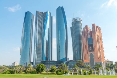 MURATLI - 8 Aralık 2016: Street view Corniche Road binaların güzel bir güneşli gün ile. Şehir her yıl 10 milyon turist çeken.