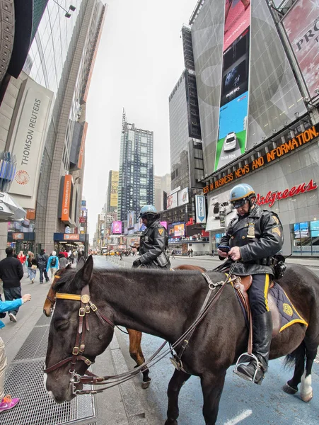 New York City - Mart 10: Times Meydanı ' nda 10 Mart 2010 ayında New York City bağlı polis. At polis kalabalığı kontrol içinde onların hareket eden kitle nedeniyle istihdam edilmektedir