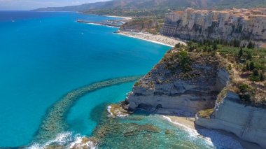 Hava panoramik Tropea kıyı şeridi ve plajlar yaz, Calabria - İtalya.