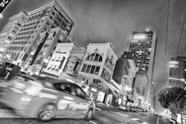 San Francisco - 3 Ağustos 2017: Şehir sokakları ve trafik geceleri. San Francisco 15 milyon kişi her yıl çekiyor.