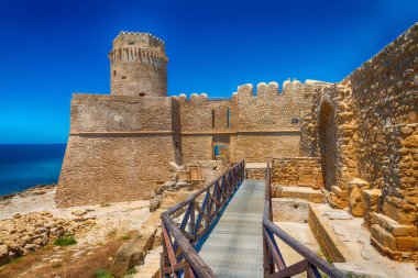 Aragonese kalede Calbria güzel güneşli bir günde, İtalya.