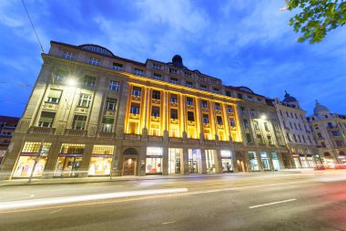 Leipzig, Almanya - 16 Temmuz 2016: Şehrin sokaklarında geceleri. Leipzig her yıl 3 milyon turist çeken.