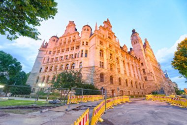 Leipzig Neues Rathaus gün batımında. Yeni Belediye Binası.