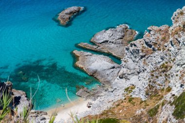 Calabria kıyı şeridi - İtalya yaz aylarında güzel havadan görünümü.
