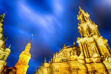 Schlossplatz Dresden simge yapılar gece, Almanya.