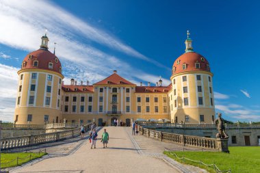 Moritzburg, Almanya - 16 Temmuz 2016: Turist şehir kale ziyaret edin. Bu Saksonya büyük bir cazibe olduğunu.