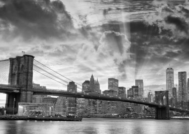 Gün batımında, Brooklyn Köprüsü ve Downtown Manhattan siyah beyaz görünümü.
