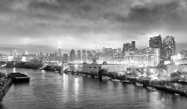 Midtown Manhattan East River Uma Noite Nublada Nova York — Fotografia de Stock