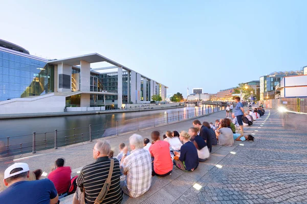 Berlin Duitsland Juli 2016 Toeristen Langs Spree Rivier Bij Nacht — Stockfoto