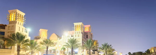 Vista Nocturna Las Reflexiones Los Edificios Madinat Jumeirah Dubai — Foto de Stock