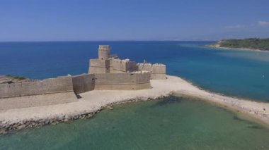 Hava panoramik Aragonca kale, Calabria, İtalya. Video