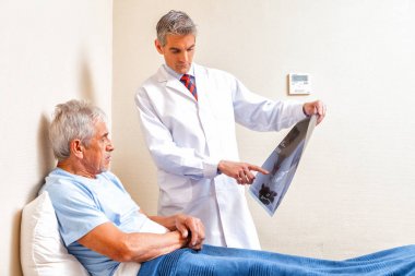 Yaşlı adam tıbbi x-ray testi geçiyor.