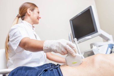 Kadın doktor ultrason için yaşlı adam yapma.