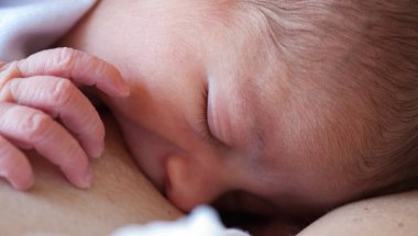 Yeni doğan bebek kız emme süt annesinin meme