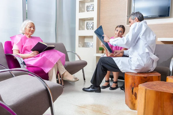 Γιατρός Δείχνει Ιατρικές Εξετάσεις Γυναίκα Ασθενή Στο Δωμάτιο Του Νοσοκομείου — Φωτογραφία Αρχείου