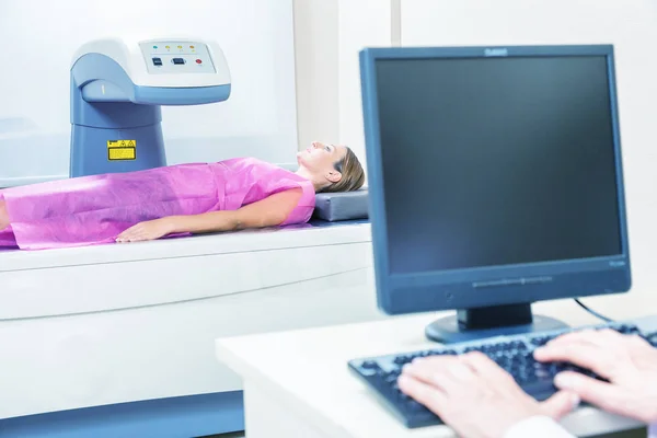 Летняя Женщина Проходит Медицинский Рентген Пожилым Доктором Смотрящим Монитор — стоковое фото