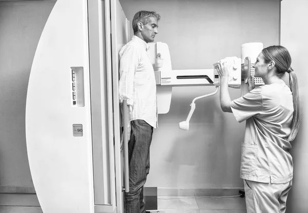 Elderly Man Undergoing Medical Ray Test — Stock Photo, Image