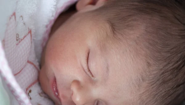生まれたばかりの赤ちゃんの女の子の彼女のベッドの中でリラックスしました — ストック写真