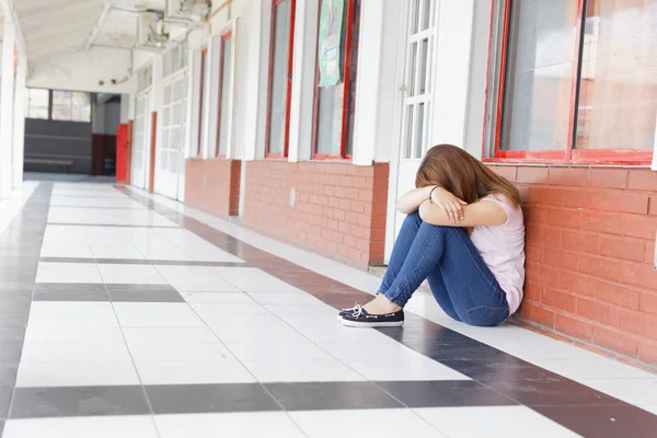 Adolescente Aislada Sentada Desesperada Pasillo Escuela Concepto Intimidación —  Fotos de Stock