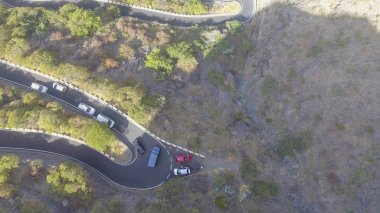 Güzel dağ yolu havadan görünümü.